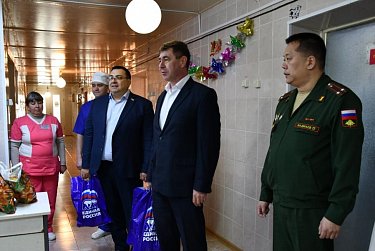 В госпиталь доставили фрукты